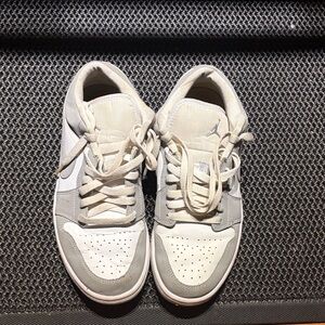 Nike Air Jordan 1 Low sneakers in a light gray / white  “Light Smoke Grey”–style